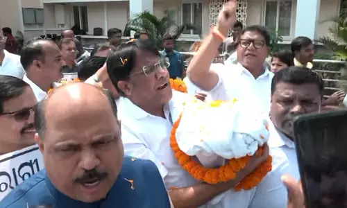 SCB अस्पताल में आग की घटना को लेकर BJD विधायकों ने अर्थी निकालकर विरोध प्रदर्शन किया SCB अस्पताल में आग की घटना को लेकर BJD विधायकों ने अर्थी निकालकर विरोध प्रदर्शन किया