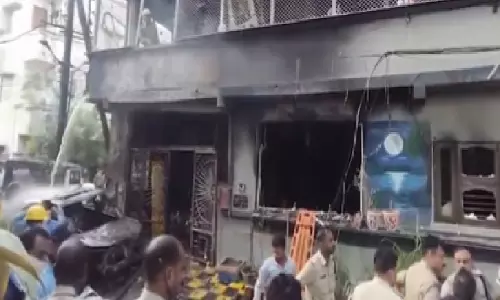 Indore: आग के बाद इलाके में अफरा-तफरी, 8 लोगों की मौत Indore: आग के बाद इलाके में अफरा-तफरी, 8 लोगों की मौत