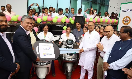CSR सहयोग के तहत स्वास्थ्यकर्मियों को मुफ़्त इलेक्ट्रिक बाइक वितरित की गई