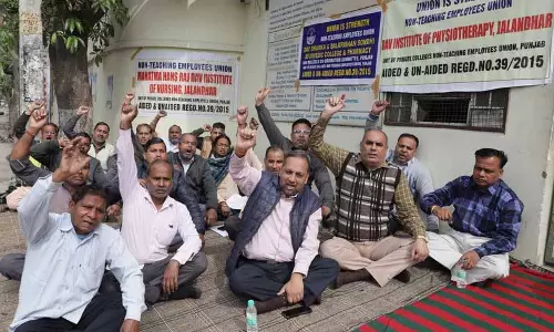 जालंधर के 3 DAV संस्थानों के कर्मचारियों ने वेतन आयोग के लाभों से वंचित जालंधर के 3 DAV संस्थानों के कर्मचारियों ने वेतन आयोग के लाभों से वंचित