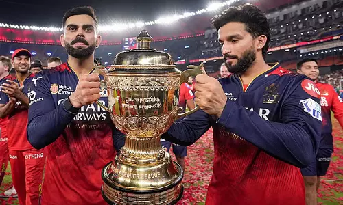 RCB बिक्री के लिए: बोली $2 अरब के पार जाने की संभावना, अंतिम दौड़ में दो कंपनियों के बीच मुकाबला RCB बिक्री के लिए: बोली $2 अरब के पार जाने की संभावना, अंतिम दौड़ में दो कंपनियों के बीच मुकाबला