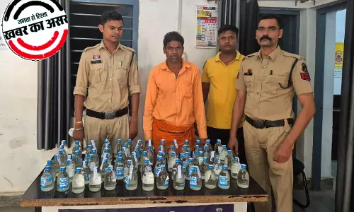 मेन रोड पर पुलिस की घेराबंदी, स्कूटी सवार शराब के साथ गिरफ्तार