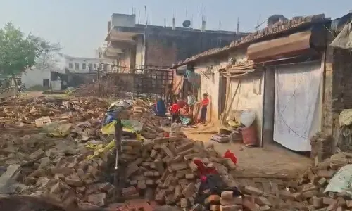 Shravasti: प्रशासन की कार्रवाई से 20 परिवार बेघर Shravasti: प्रशासन की कार्रवाई से 20 परिवार बेघर