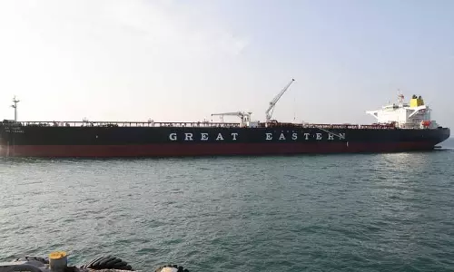 UAE से भारत आया ऑयल टैंकर जग लाडकी , कच्चे तेल को लेकर दुनिया टेंशन में है... UAE से भारत आया ऑयल टैंकर जग लाडकी , कच्चे तेल को लेकर दुनिया टेंशन में है...