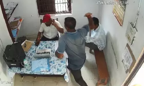 भद्रक: युवक ने RI को उनके ऑफिस में पीटा भद्रक: युवक ने RI को उनके ऑफिस में पीटा