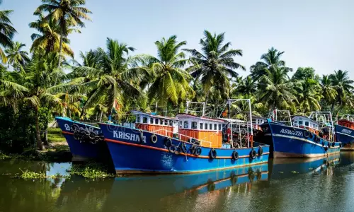 Kerala : मछली पकड़ने वाली नावों की टक्कर में एक कर्मचारी घायल Kerala : मछली पकड़ने वाली नावों की टक्कर में एक कर्मचारी घायल
