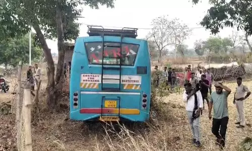स्कूली छात्र की मौत, बस ने रौंदा