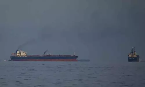 Iran ने होर्मुज़ से पाकिस्तानी तेल टैंकर को गुज़रने की अनुमति दी Iran ने होर्मुज़ से पाकिस्तानी तेल टैंकर को गुज़रने की अनुमति दी