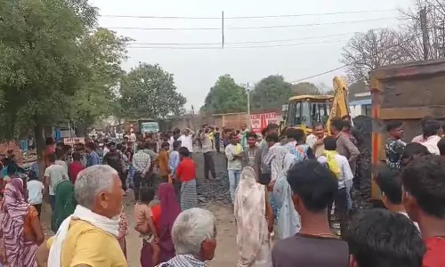 बालोद नेशनल हाईवे में बड़ा हादसा, चावल लोड ट्रक दुर्घटनाग्रस्त बालोद नेशनल हाईवे में बड़ा हादसा, चावल लोड ट्रक दुर्घटनाग्रस्त