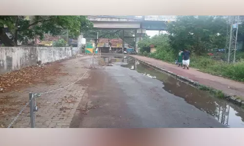 Kerala : गर्मी की बारिश के दौरान रेलवे स्टेशन रोड पर जलभराव Kerala : गर्मी की बारिश के दौरान रेलवे स्टेशन रोड पर जलभराव