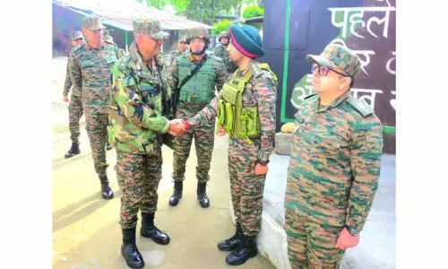 GOC व्हाइट नाइट कोर ने अखनूर में LoC के साथ सुरक्षा तैयारियों की समीक्षा की GOC व्हाइट नाइट कोर ने अखनूर में LoC के साथ सुरक्षा तैयारियों की समीक्षा की