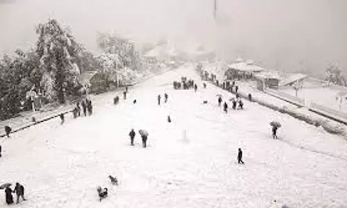Shimla: बर्फबारी से बढ़ी ठंड, जनजीवन प्रभावित Shimla: बर्फबारी से बढ़ी ठंड, जनजीवन प्रभावित