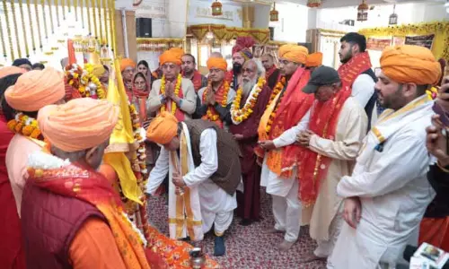 JAMMU: छड़ी मुबारक यात्रा को पुरमंडल तीर्थस्थलों तक ले जाया गया JAMMU: छड़ी मुबारक यात्रा को पुरमंडल तीर्थस्थलों तक ले जाया गया