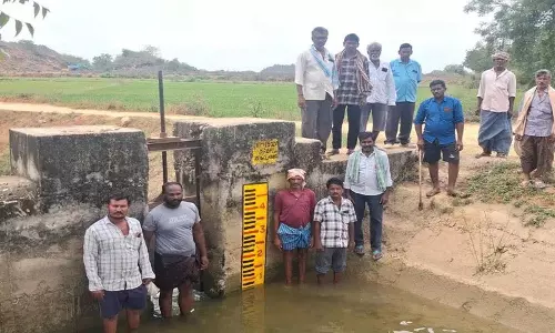 किसान सिंचाई के माध्यम से अपनी फ़सलों के खेतों की सुरक्षा के लिए protest कर रहे