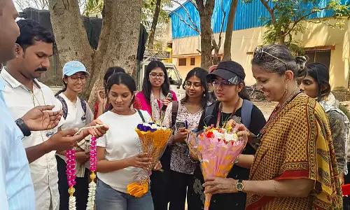 Sidlaghatta : रेशम के कीड़ों के बाज़ार की छात्रों की यात्रा Sidlaghatta : रेशम के कीड़ों के बाज़ार की छात्रों की यात्रा