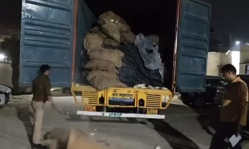 आबकारी विभाग का बड़ा एक्शन, 50 लाख की अवैध शराब से भरा ट्रक पकड़ा आबकारी विभाग का बड़ा एक्शन, 50 लाख की अवैध शराब से भरा ट्रक पकड़ा