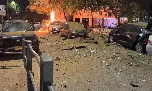 Iran ने क्लस्टर मुनिशन्स से मध्य इज़राइल को निशाना बनाया