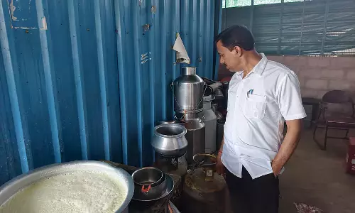 Karnataka : अधिकारियों की एक टीम ने एक होटल पर छापा मारा