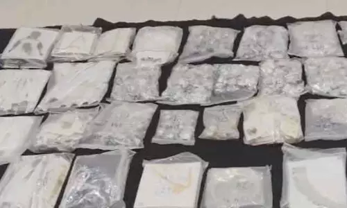 रायपुर की कार से 54 लाख की चांदी बरामद, दो गिरफ्तार रायपुर की कार से 54 लाख की चांदी बरामद, दो गिरफ्तार