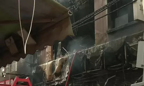 Palam Fire : जान बचाने के लिए पिता-बेटी ने तीसरी मंज़िल से छलांग लगाई, अस्पताल में भर्ती Palam Fire : जान बचाने के लिए पिता-बेटी ने तीसरी मंज़िल से छलांग लगाई, अस्पताल में भर्ती