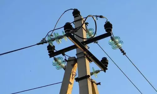 मिस्त्री की दर्दनाक मौत, करंट में चिपका मिस्त्री की दर्दनाक मौत, करंट में चिपका