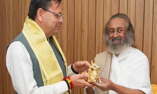 उत्तराखंड के CM ने ऋषिकेश में आध्यात्मिक गुरु श्री श्री रविशंकर से मुलाकात की