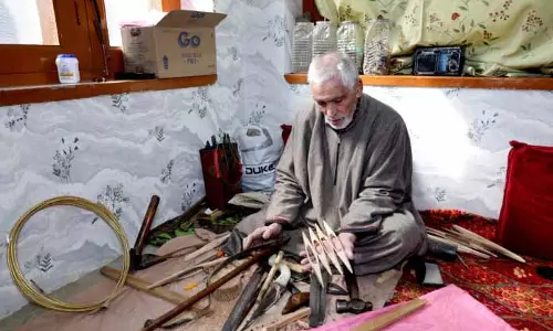 SRINAGAR: अंतिम मुख निर्माताओं में से एक इस शिल्प को जीवित रखे हुए है SRINAGAR: अंतिम मुख निर्माताओं में से एक इस शिल्प को जीवित रखे हुए है