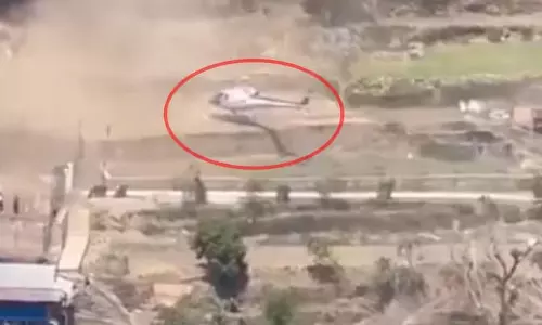 Nepal के खोटांग में खेत में उतरते समय हेलीकॉप्टर दुर्घटनाग्रस्त Nepal के खोटांग में खेत में उतरते समय हेलीकॉप्टर दुर्घटनाग्रस्त