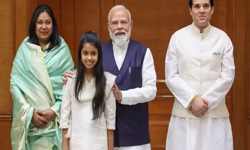राष्ट्र और उसके लोगों के सच्चे रक्षक: वरुण गांधी ने परिवार के साथ PM नरेंद्र मोदी से मुलाक़ात की राष्ट्र और उसके लोगों के सच्चे रक्षक: वरुण गांधी ने परिवार के साथ PM नरेंद्र मोदी से मुलाक़ात की