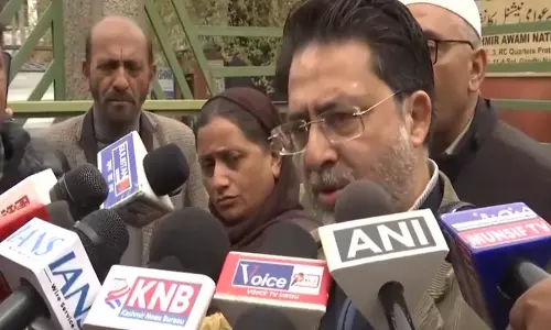 कश्मीरी परिवारों ने सरकार से Iran में फंसे भारतीय छात्रों को निकालने की अपील की कश्मीरी परिवारों ने सरकार से Iran में फंसे भारतीय छात्रों को निकालने की अपील की