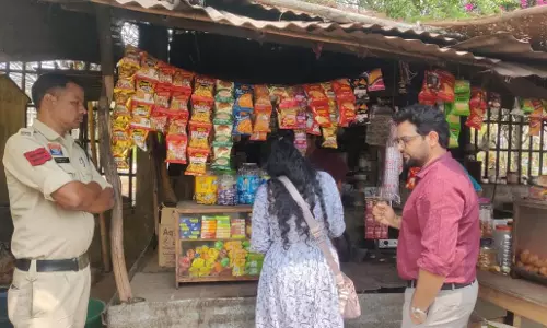 तंबाकू नियंत्रण अभियान: 15 पान ठेलों पर 2450 रुपए की चालानी कार्रवाई तंबाकू नियंत्रण अभियान: 15 पान ठेलों पर 2450 रुपए की चालानी कार्रवाई