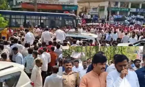 राजनीतिक टकराव के बीच Sangli Zilla Parishad के बाहर नारेबाज़ी राजनीतिक टकराव के बीच Sangli Zilla Parishad के बाहर नारेबाज़ी