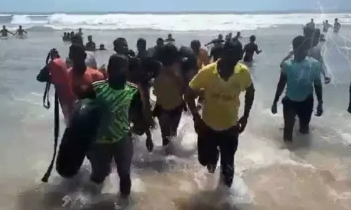 Puri Beach पर रिप करंट में बह जाने के बाद पर्यटक को बचाया गया Puri Beach पर रिप करंट में बह जाने के बाद पर्यटक को बचाया गया