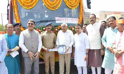 गांधीनगर में गुजरात के CM और उपमुख्यमंत्री ने सभी विधानसभा क्षेत्रों के लिए 182 नई बसों को हरी झंडी दिखाई