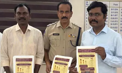 हनमकोंडा ACP नरसिम्हा राव ने शतरंज प्रतियोगिता का ब्रोशर जारी किया हनमकोंडा ACP नरसिम्हा राव ने शतरंज प्रतियोगिता का ब्रोशर जारी किया
