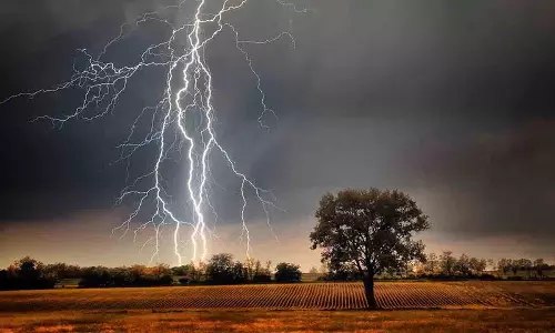 AP में बेमौसम बारिश, बिजली गिरने से एक की मौत AP में बेमौसम बारिश, बिजली गिरने से एक की मौत