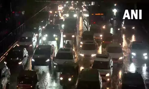 बारिश के बाद ट्रैफिक थमा, मोती बाग में लंबा जाम