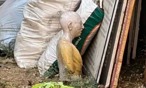 गौरेला जनपद पंचायत में राष्ट्रपिता की प्रतिमा कचरे में मिली, लोगों में भारी आक्रोश गौरेला जनपद पंचायत में राष्ट्रपिता की प्रतिमा कचरे में मिली, लोगों में भारी आक्रोश