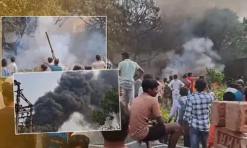 plastic के ढेर में अचानक आग लग गई, और धुआँ आसमान में छा गया