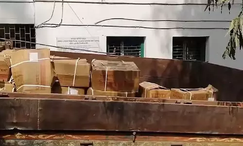 Nalhati में डेटोनेटर और जिलेटिन स्टिक से भरा ट्रैक्टर! ग्रामीणों ने वाहन को रोका Nalhati में डेटोनेटर और जिलेटिन स्टिक से भरा ट्रैक्टर! ग्रामीणों ने वाहन को रोका