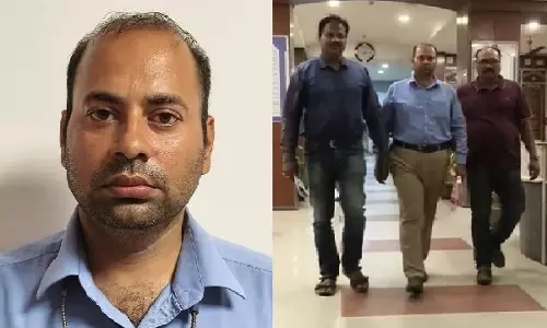 5.56 करोड़ गबन मामले में बैंक अधिकारी और पिता गिरफ्तार 5.56 करोड़ गबन मामले में बैंक अधिकारी और पिता गिरफ्तार