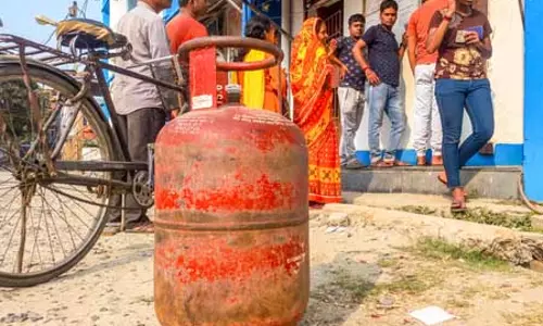जमाखोरी का किया भंडाफोड़, 46 एलपीजी सिलेंडर जब्त 4 गिरफ्तार