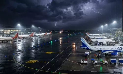 Airport: खराब मौसम के चलते 22 फ्लाइट्स डायवर्ज Airport: खराब मौसम के चलते 22 फ्लाइट्स डायवर्ज