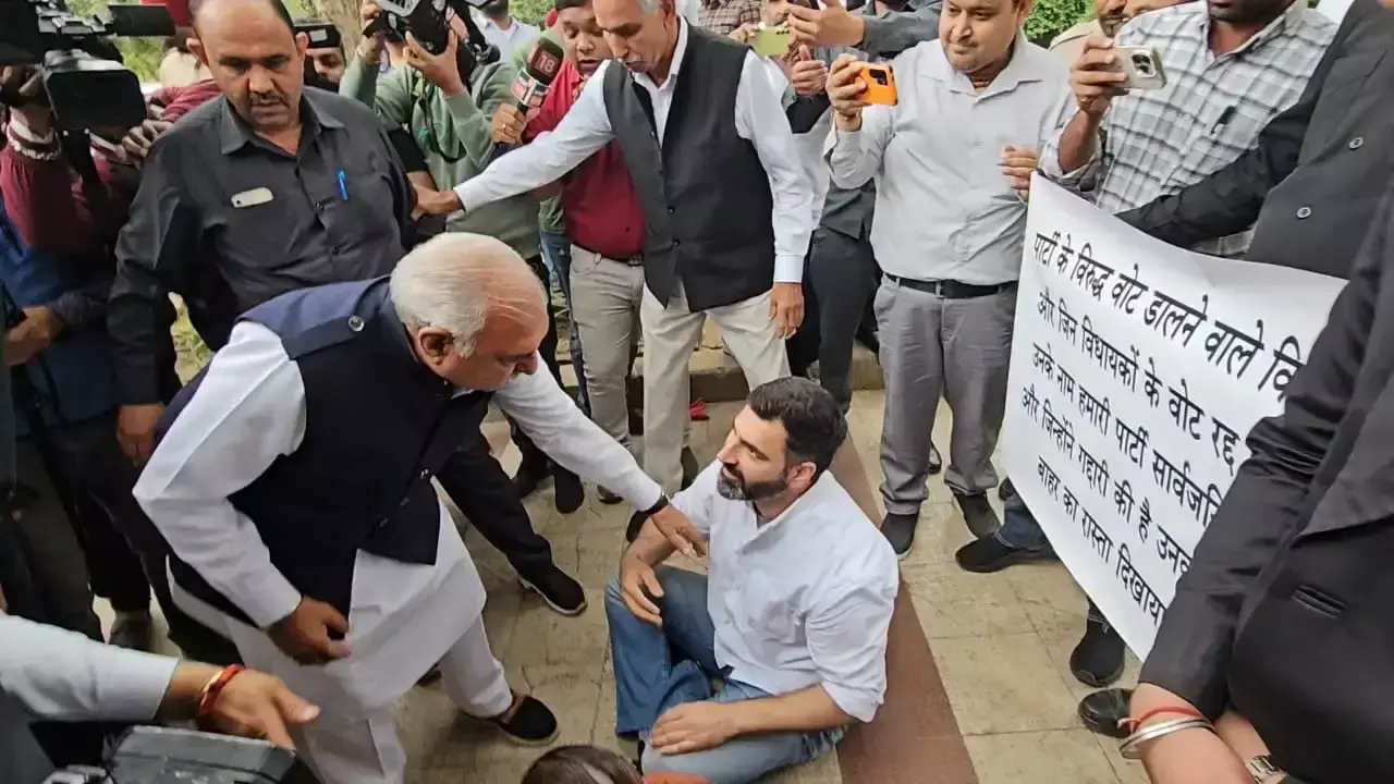 Chandigarh: कांग्रेस मुख्यालय पर विधायकों का आंदोलन
