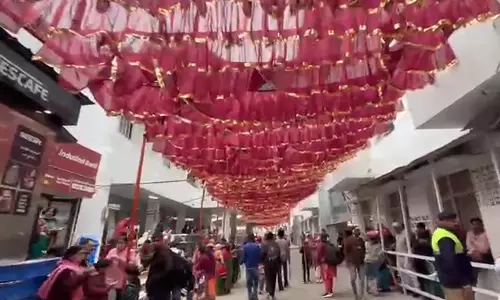 Katra: नवरात्रि के पावन अवसर से पहले मंदिर सजावट जोरों पर Katra: नवरात्रि के पावन अवसर से पहले मंदिर सजावट जोरों पर