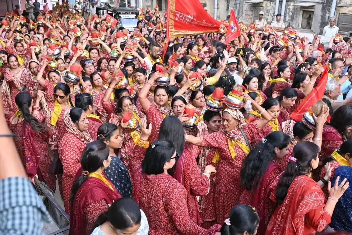 Jaipur: महिलाओं की भव्य कलश यात्रा मंदिर से शुरू Jaipur: महिलाओं की भव्य कलश यात्रा मंदिर से शुरू