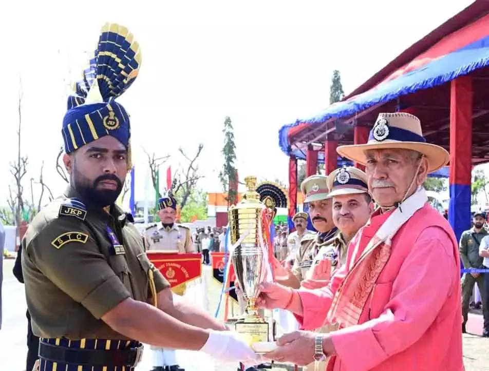 J&K पुलिस शांति और सुरक्षा के प्रति कटिबद्ध है: LG सिन्हा J&K पुलिस शांति और सुरक्षा के प्रति कटिबद्ध है: LG सिन्हा