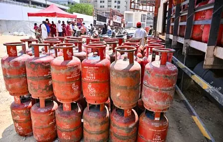 महाराष्ट्र: वसई-विरार में गैस संकट पर हाई-लेवल बैठक, प्रशासन ने अफवाहों से बचने की दी सलाह महाराष्ट्र: वसई-विरार में गैस संकट पर हाई-लेवल बैठक, प्रशासन ने अफवाहों से बचने की दी सलाह