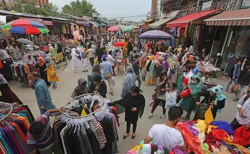 Srinagar ईद से पहले घाटी के बाज़ारों में खरीदारों की भारी भीड़ Srinagar ईद से पहले घाटी के बाज़ारों में खरीदारों की भारी भीड़