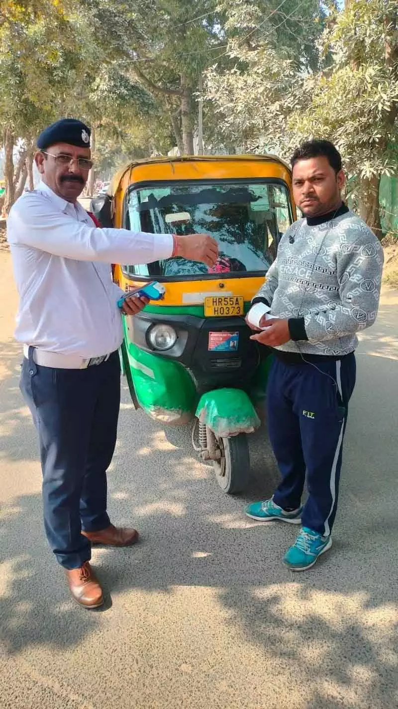 Gurugram में यूनिफॉर्म न पहनने पर ऑटो और टैक्सी चालकों पर जुर्माना Gurugram में यूनिफॉर्म न पहनने पर ऑटो और टैक्सी चालकों पर जुर्माना